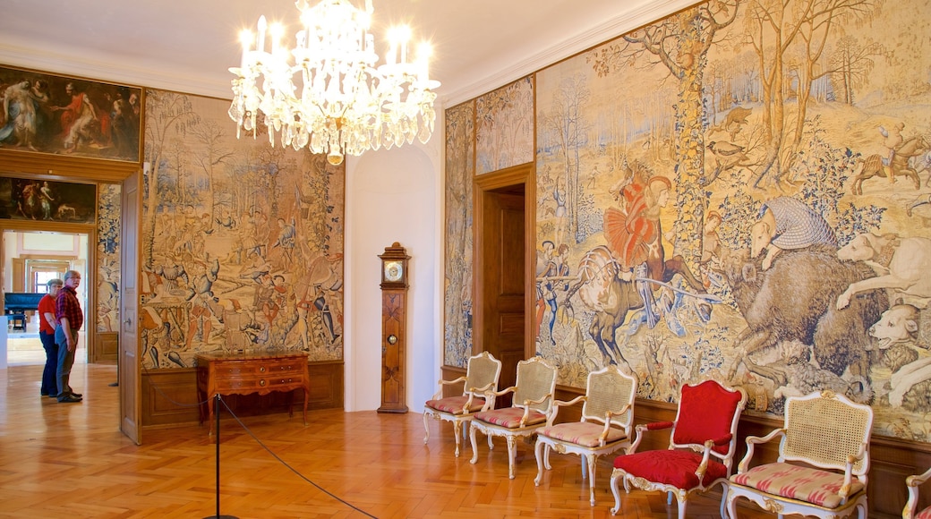 เมียร์สเบิร์ก เนื้อเรื่องที่ การตกแต่งภายใน และ ศิลปะ