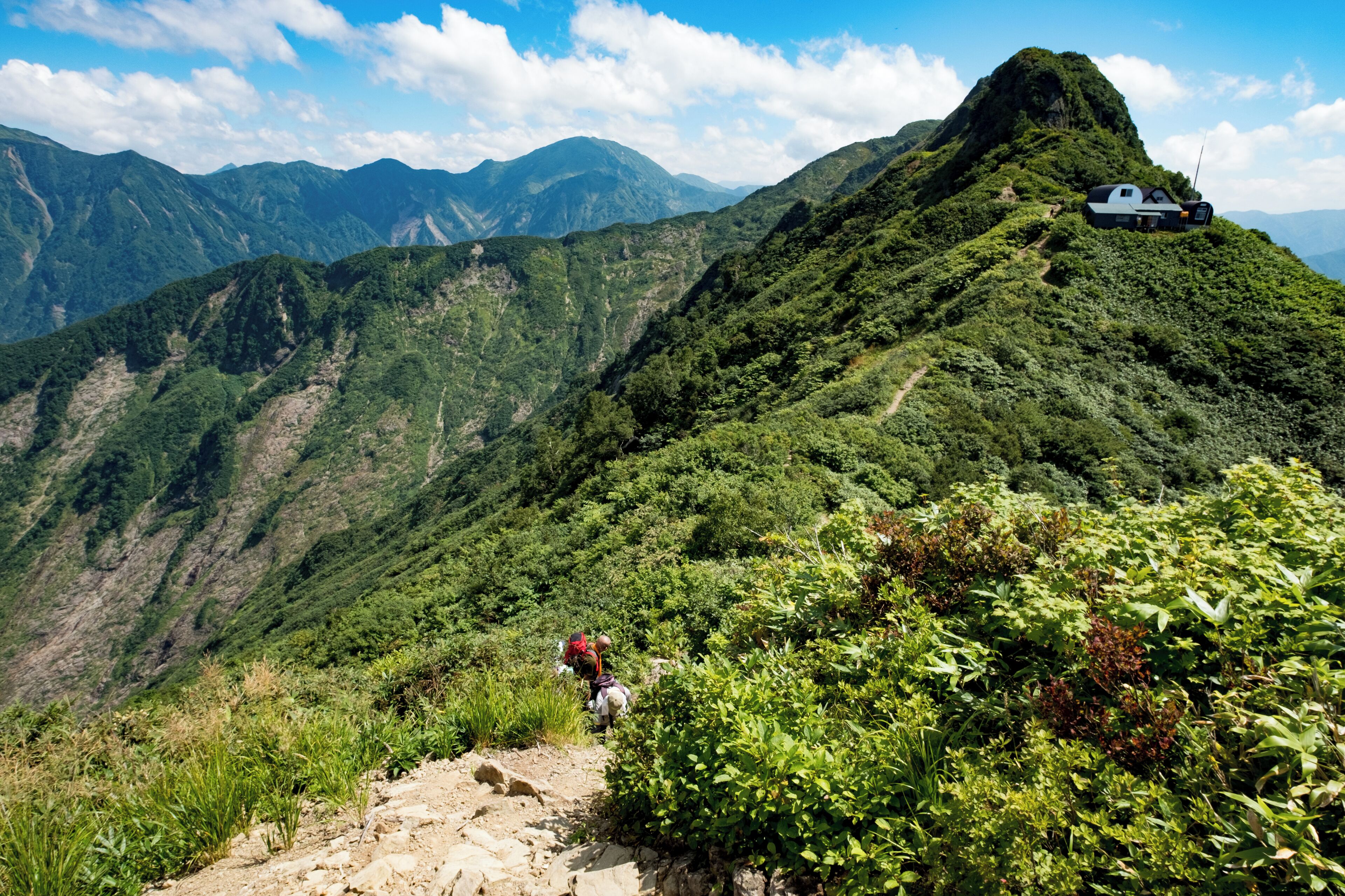 Mount Hakkai's 1,707m peak and Senbonhinoki Hutte as seen from Yakushi-dake peak.