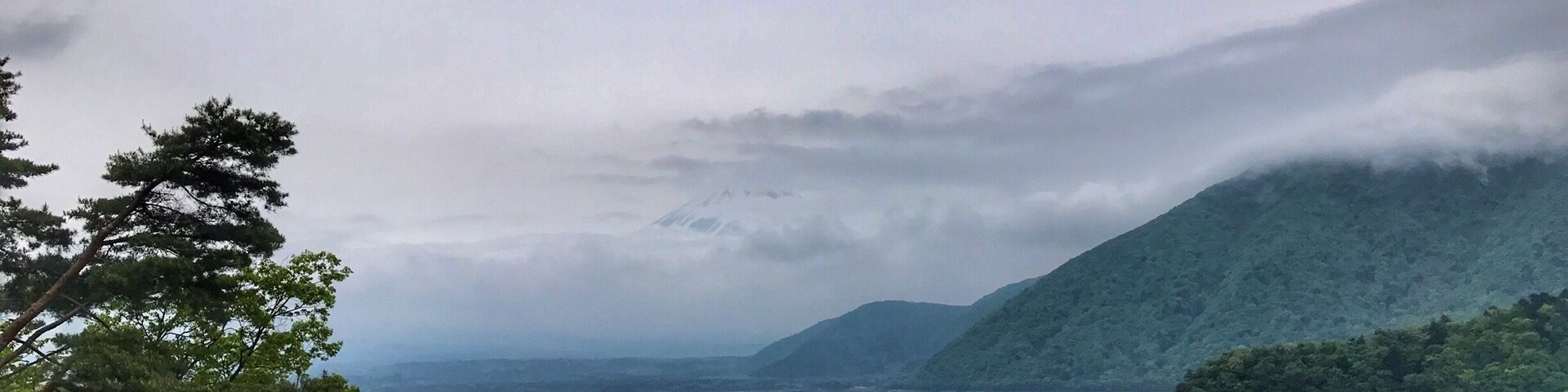 My family went their to find some view in the bank note of the 100yen bank note but Mt.Fuji so shy. 😊😊