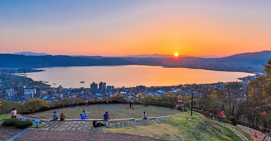 Tateishi Park is a good place to see the sunset over the Lake Suwa in Nagano of Japan.