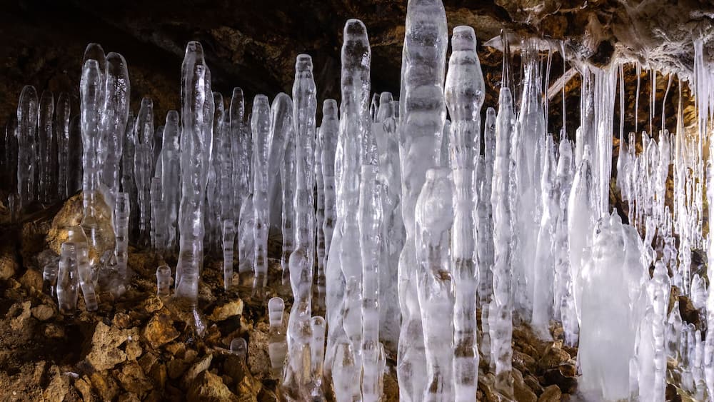 Eine Höhle mit ausgedehnten Eisformationen.