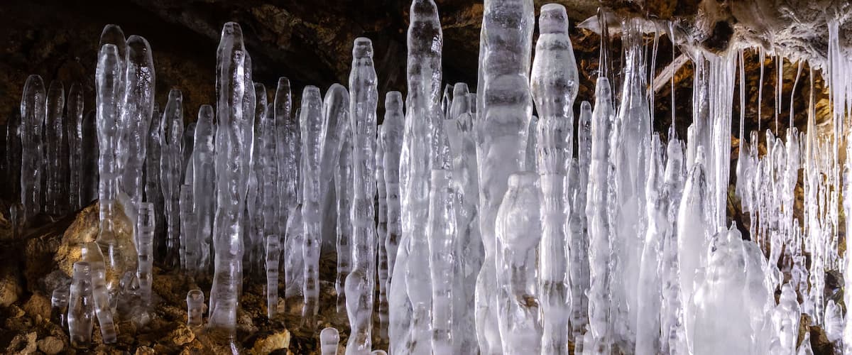 En grotta med omfattande isformationer.