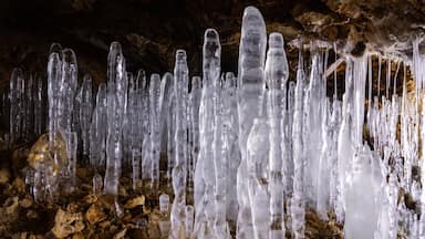 Una cueva con extensas formaciones de hielo.