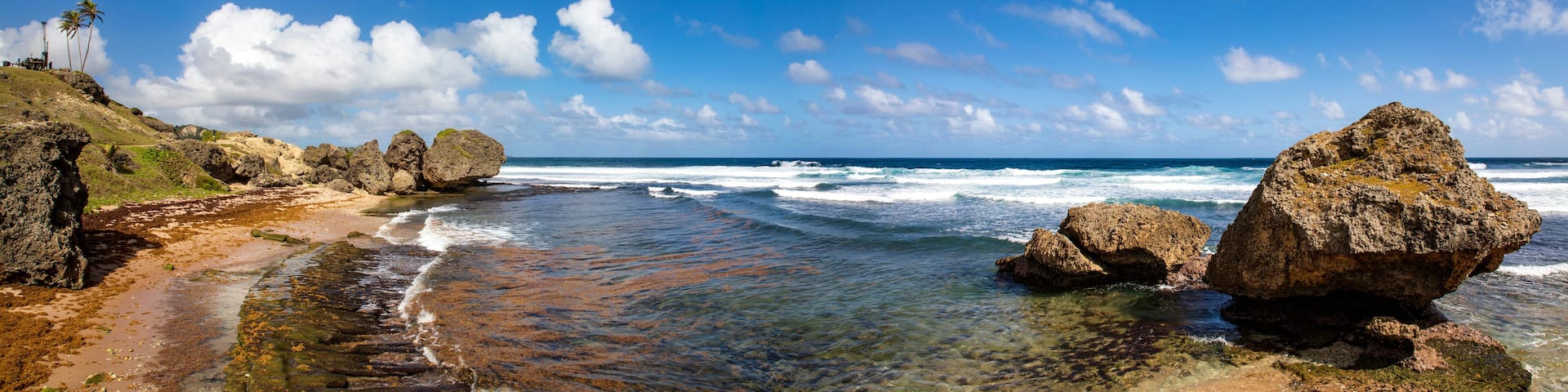 Barbados, an der Küste von Bathsheba Beach, Felsen am Strand und eine Ruine auf der karibischen Insel, Panorama.