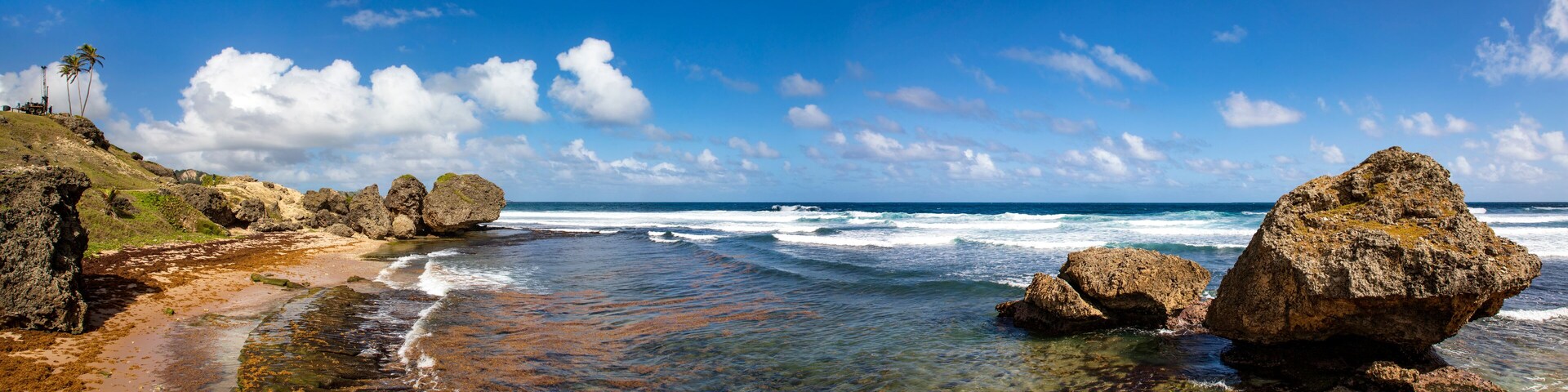 Barbados, an der Küste von Bathsheba Beach, Felsen am Strand und eine Ruine auf der karibischen Insel, Panorama.