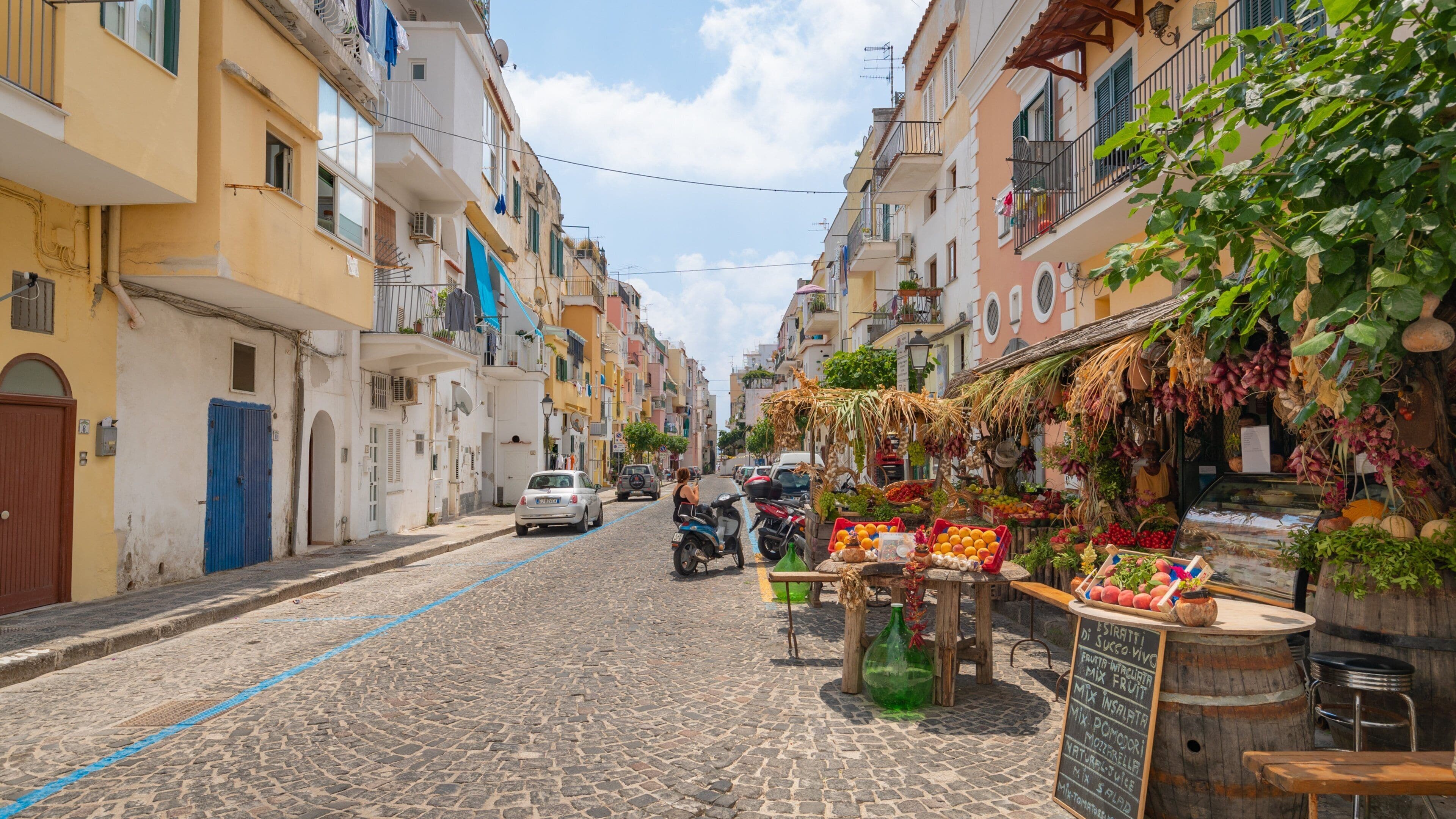Ischia featuring markets