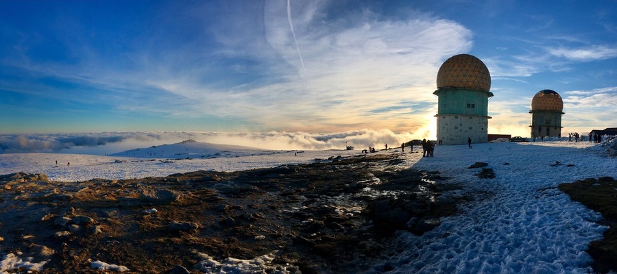 Above the clouds!
2000m is the highest point of Portugal continental - Serra da Estrela!
Two communication towers are on the top. Some skiers, as well.
Lucky to get some some and some sun and get this shot.