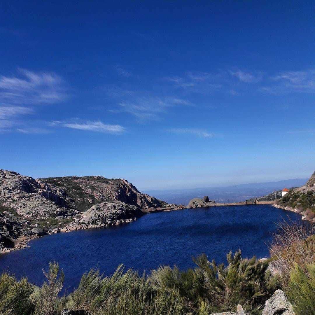 Esse é o o lago no caminho para a Torre na Serra da Estrela.   Lugar lindo!