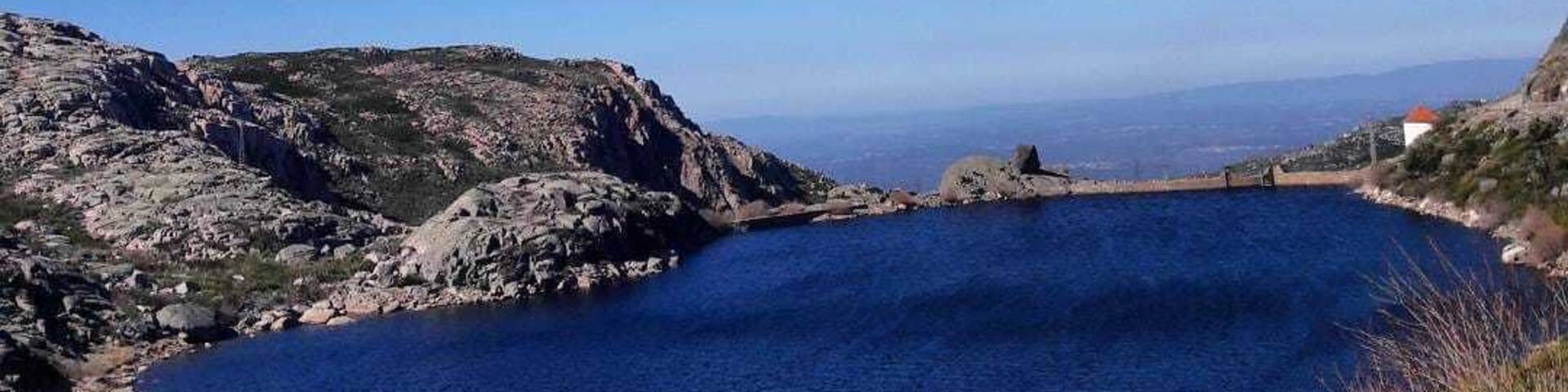 Esse é o o lago no caminho para a Torre na Serra da Estrela. Lugar lindo!