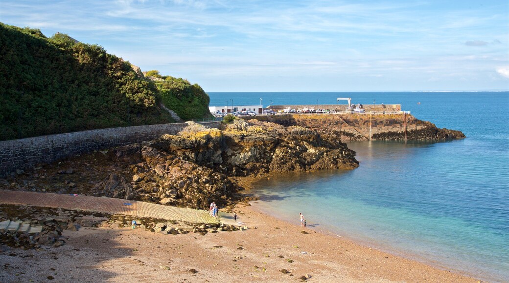 Bahía de Bouley ofreciendo vistas generales de la costa, una playa de guijarros y costa escarpada