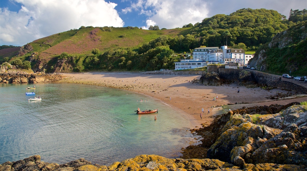 Bouley Bay som inkluderer strand, kyst og klippelandskap