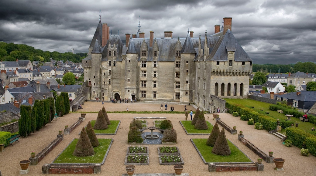 chateau de langeais sous un ciel chargé