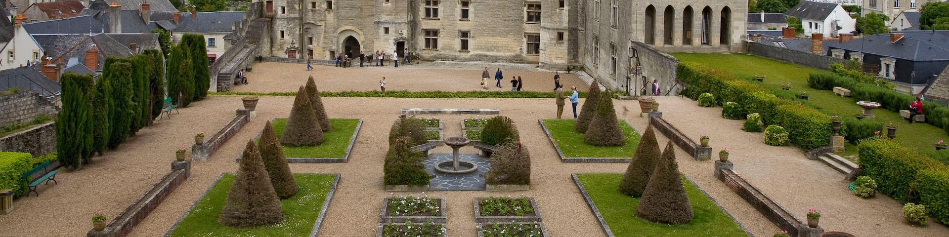 chateau de langeais sous un ciel chargé