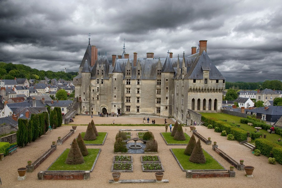 chateau de langeais sous un ciel chargé