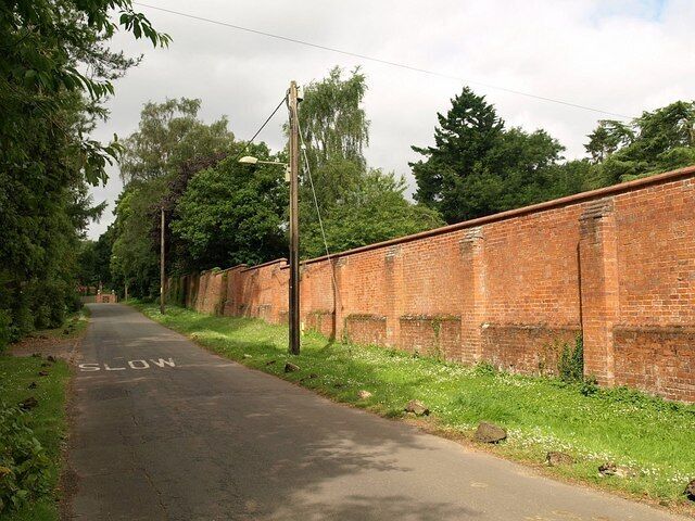 Jarn Way, Boar's Hill A buttressed brick wall runs along the north side of the road. The square is characterised by straight and shady lanes, tracks and byways, with detached houses set discreetly away from them.