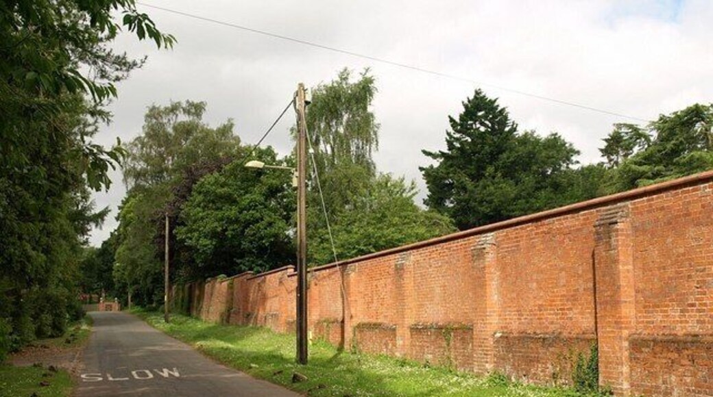 Jarn Way, Boar's Hill A buttressed brick wall runs along the north side of the road. The square is characterised by straight and shady lanes, tracks and byways, with detached houses set discreetly away from them.