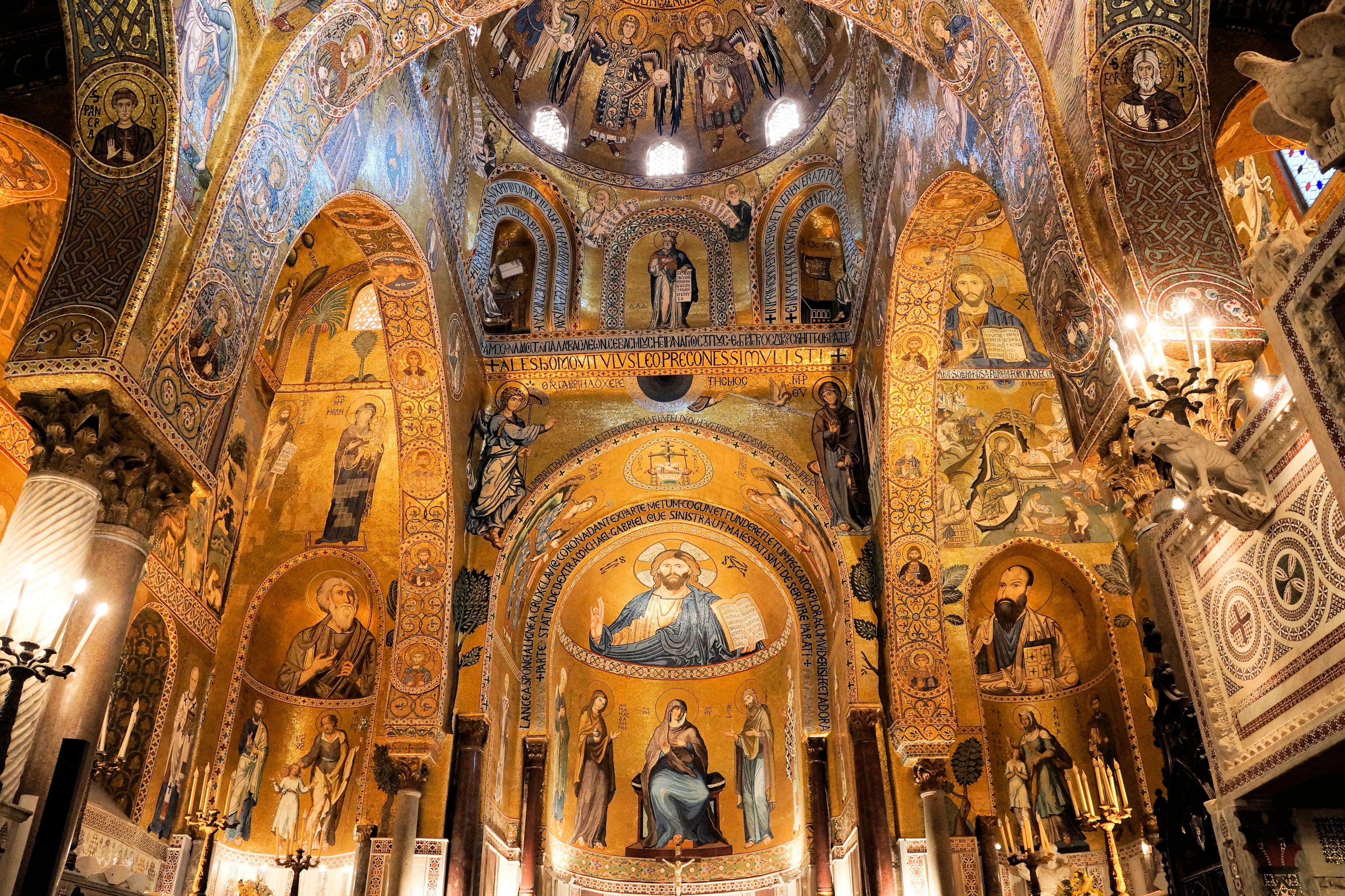Un interno sontuosamente decorato, con mosaici elaborati e iconografie religiose.