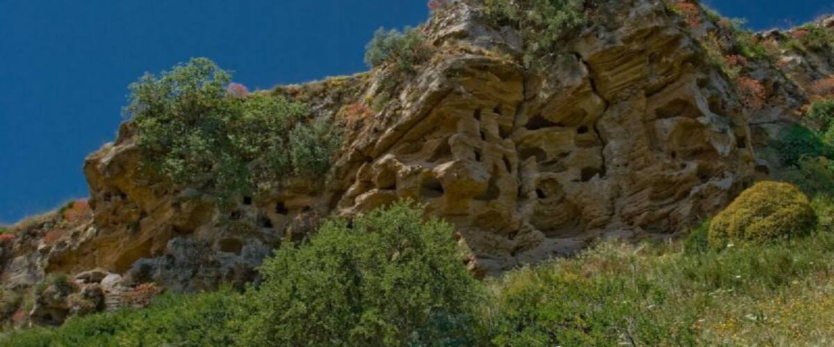 Necropoli preistorica. Le tombe sono scavate nella viva roccia.