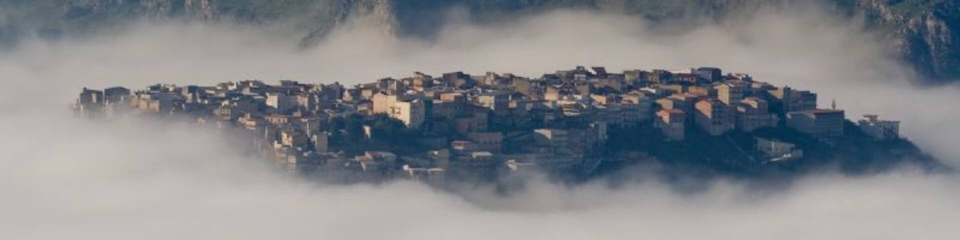 Il paese si trova subito al di sopra la quota della nebbia. The village is just above the fog!