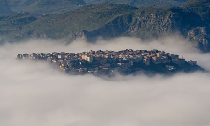 Il paese si trova subito al di sopra la quota della nebbia. The village is just above the fog!