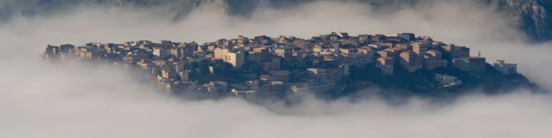 Il paese si trova subito al di sopra la quota della nebbia. The village is just above the fog!