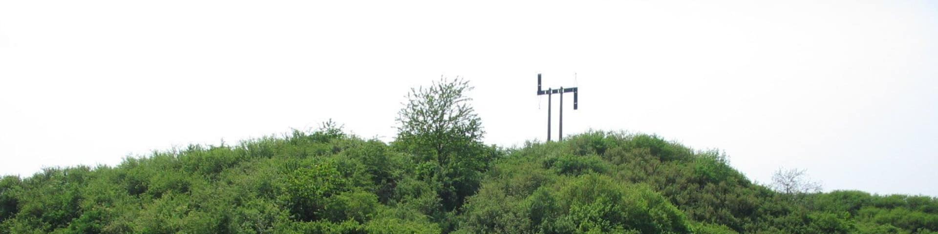 Emplacement de l'ancien château du Kochersberg. Il ne reste que les traces du fossé au premier plan. Tour chappe au sommet.