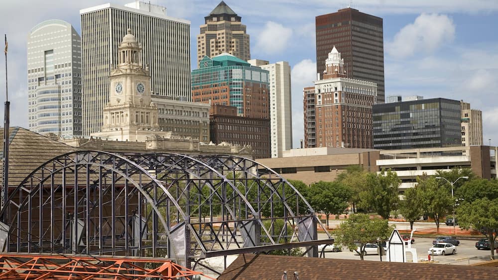 Old Railroad Station framing view of Des Moines skyline, capital of Iowa