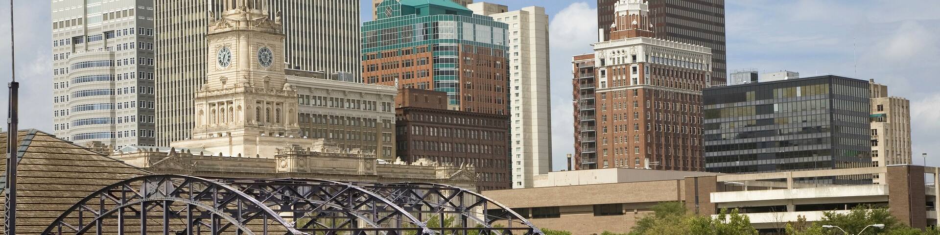 Old Railroad Station framing view of Des Moines skyline, capital of Iowa