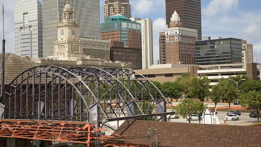 Old Railroad Station framing view of Des Moines skyline, capital of Iowa