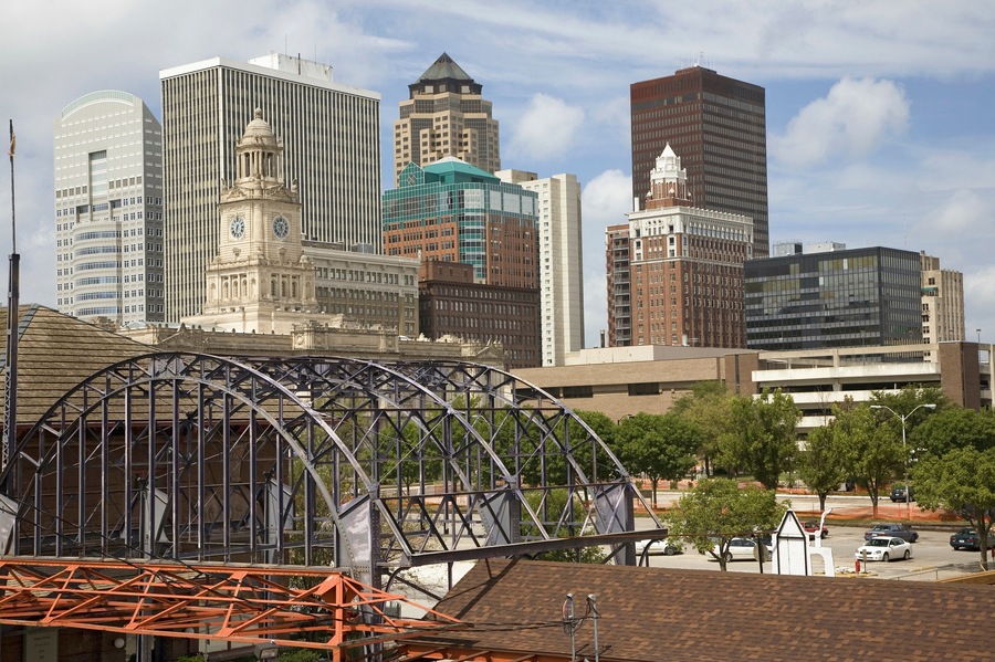 Old Railroad Station framing view of Des Moines skyline, capital of Iowa