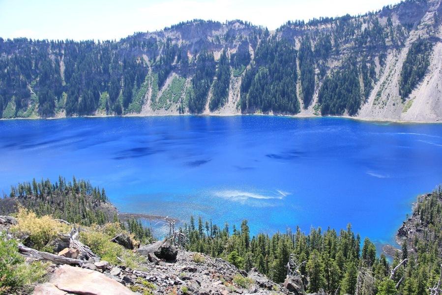 This is the view of the lake from the top of the crater in wizard island. No filters or editing of this image . I was amazed to see the color of the water. Its indigo blue , crystal clear ,btw the color is because of 2 ingredients : Purity and depth( 1900 ft) You can see the small waves and rippes and the surrounding greenery. Should def add to your bucketlist. #waterlust