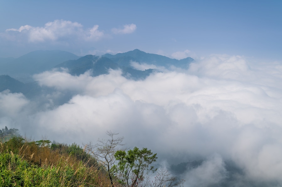 Cordillera con nubes abajo.