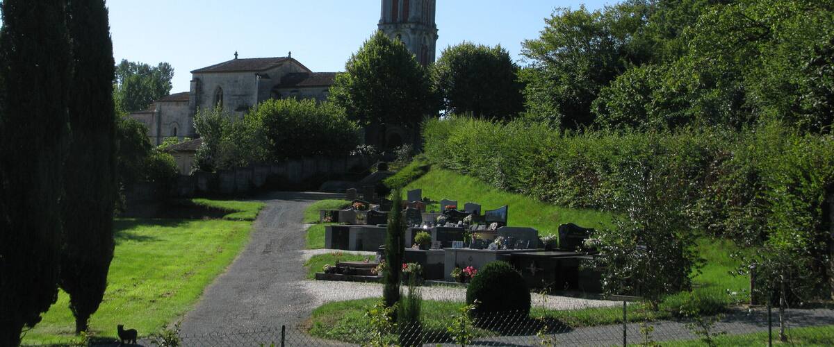 Vue sur l'église Sainte-Eulalie de Lignan-de-Bordeaux.