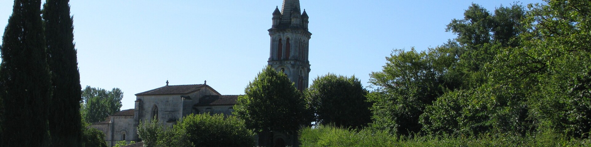Vue sur l'église Sainte-Eulalie de Lignan-de-Bordeaux.