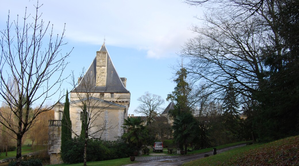 This building is indexed in the Base Mérimée, a database of architectural heritage maintained by the French Ministry of Culture, under the reference PA33000007 .