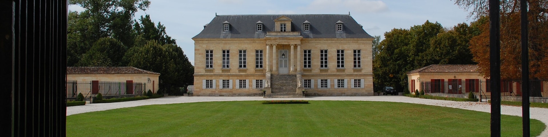 This building is indexed in the Base Mérimée, a database of architectural heritage maintained by the French Ministry of Culture, under the reference PA00083883 .