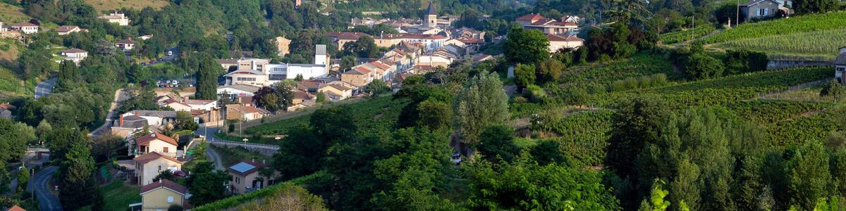 Village de Beaujeu dans le vignoble du Beaujolais en france en été