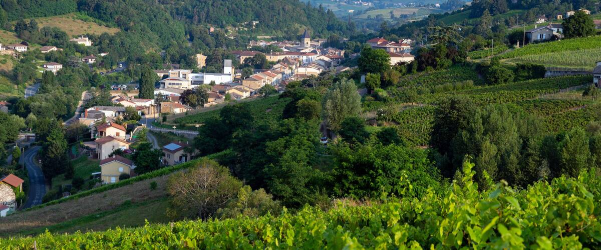 Village de Beaujeu dans le vignoble du Beaujolais en france en été