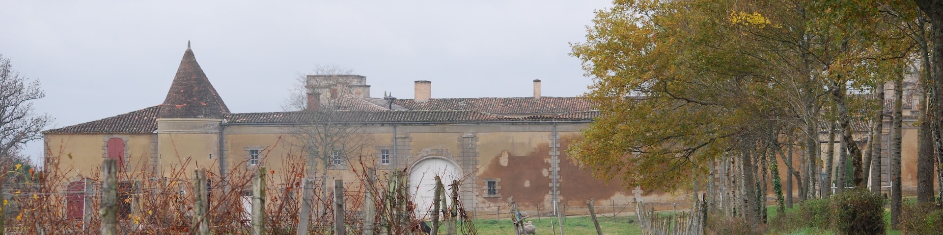 This building is indexed in the Base Mérimée, a database of architectural heritage maintained by the French Ministry of Culture, under the reference PA33000108 .