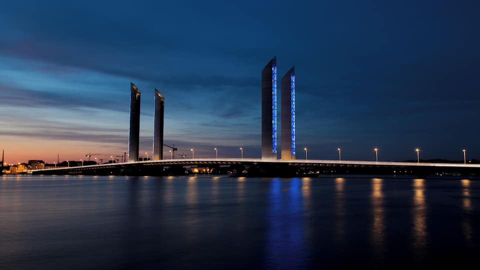 Le pont Jacques-Chaban-Delmas, ou pont Bacalan-Bastide, à Bordeaux, est un pont franchissant la Garonne entre le pont de pierre et le pont d'Aquitaine, il se situe dans le prolongement de la rue Lucien-Faure et relie le quai de Bacalan au quai de Brazza, au nord de La Bastide. Le conseil municipal de la ville de Bordeaux a décidé le 22 octobre 2012 de le baptiser du nom de « Jacques Chaban-Delmas », l'ancien maire de Bordeaux.