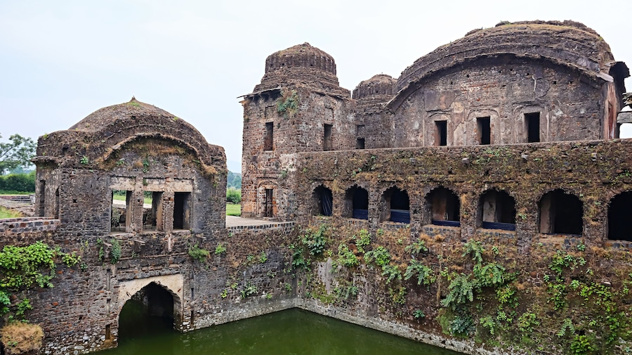Ruined view of Queen's Palace with well, located in Ramnagar, Mandla, Madhya Pradesh