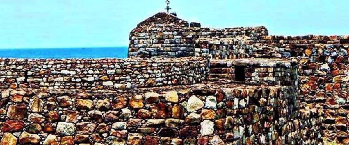 Situated in the Arabian Sea, most of what's left of Sindhudurg fort is ruins. It can only be reached by a boat and is a decent place to chill out, if the sun permits. I got to know about it when I visited Malvan this monsoon. Have you been?
#incredibleindia #indiapictures #indiaclicks #indiatravel #travelpics #travelgram #picoftheday #instagood #instadaily #forts #architecture #heritage #latergram #monuments #ruins #maharashtra #konkan #solotravel #coastal #maharashtra_ig #malvan #nikoncoolpix #arabiansea #sindhudurg #india #seashore #fort #exploremore #wanderlust #traveling