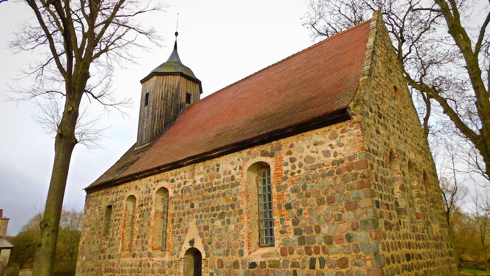 Evangelische Dorfkirche aus dem 13. Jahrhundert
