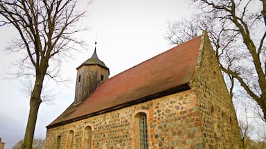 Evangelische Dorfkirche aus dem 13. Jahrhundert