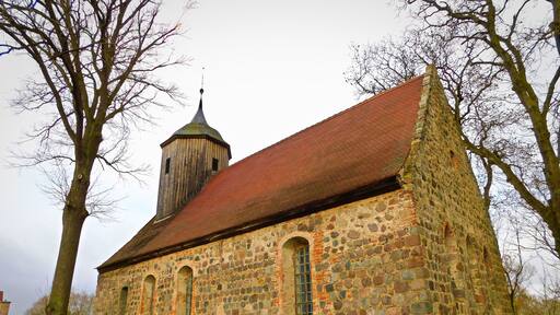 Evangelische Dorfkirche aus dem 13. Jahrhundert