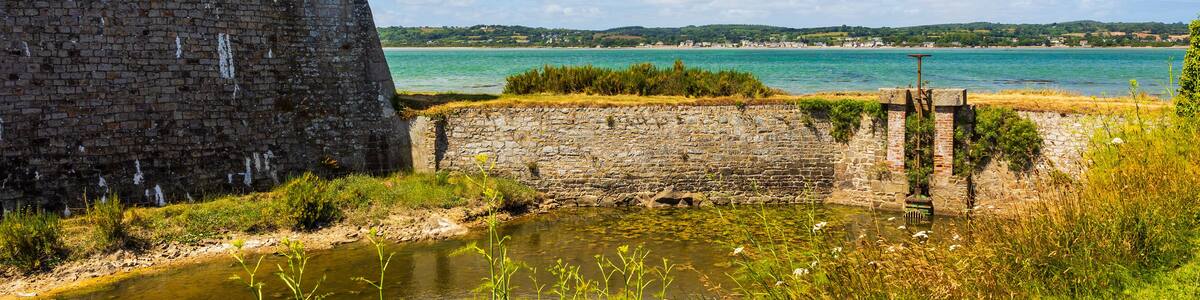 Tourelle à l’angle du Fort de la Hougue surveillant l’anse du Cul-de-Loup à Saint-Vaast-la-Hougue