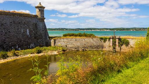 Tourelle à l’angle du Fort de la Hougue surveillant l’anse du Cul-de-Loup à Saint-Vaast-la-Hougue
