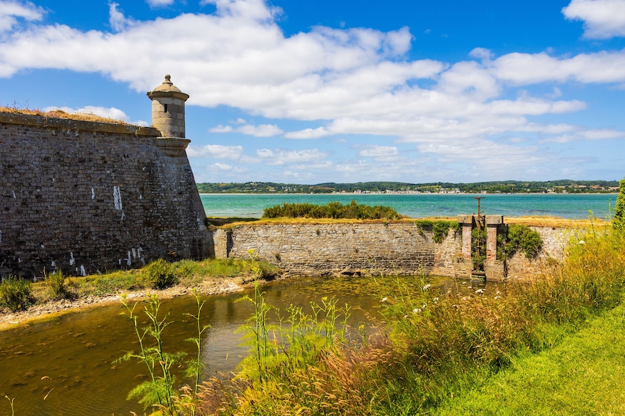 Tourelle à l’angle du Fort de la Hougue surveillant l’anse du Cul-de-Loup à Saint-Vaast-la-Hougue