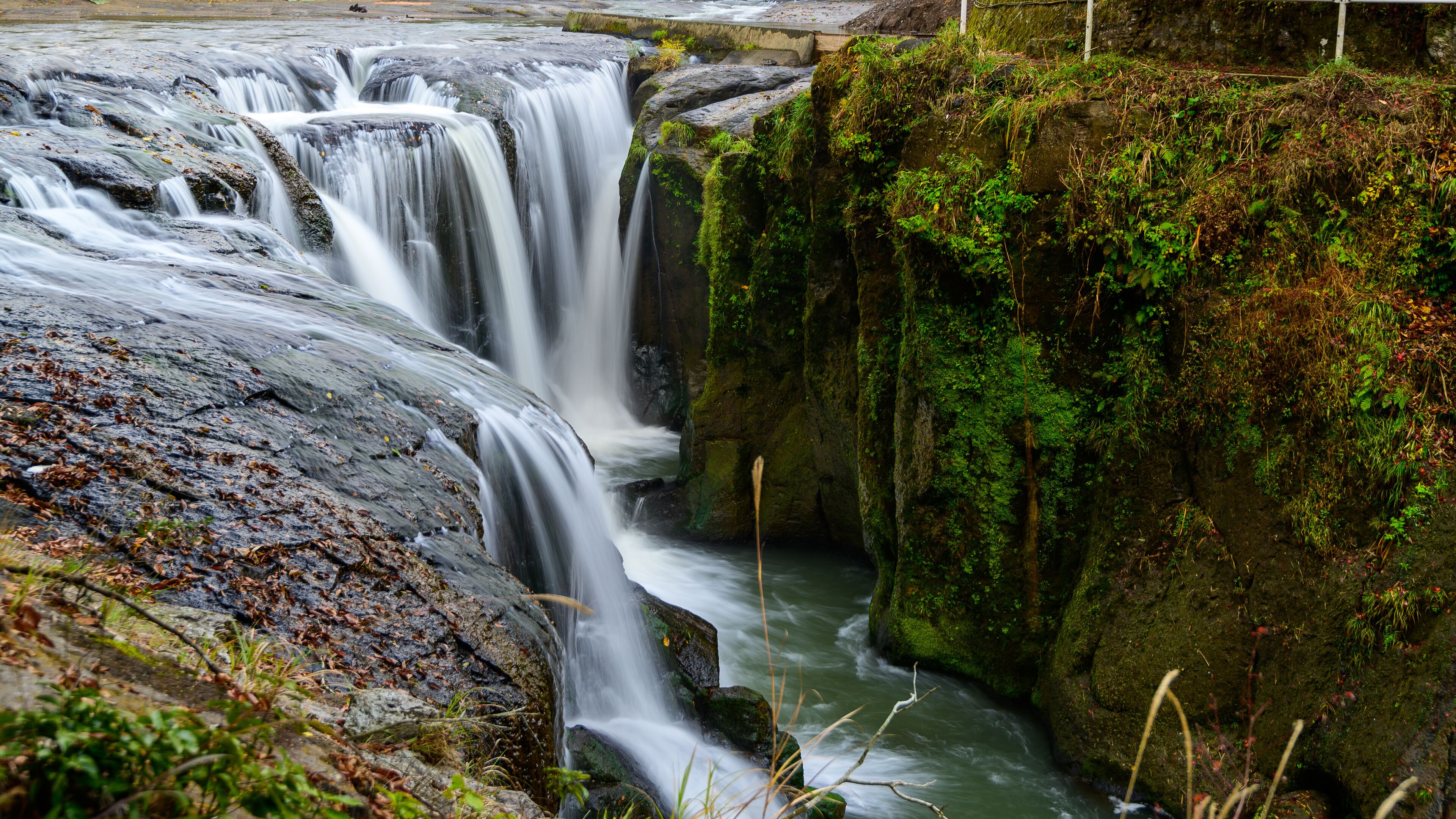 鍋釜滝・紅葉風景
Nabekama Falls / Autumn leaves scenery
「下城滝」と「鍋釜滝」2つの滝
Two waterfalls, "Shimonjo Waterfall" and "Nabekama Falls"
日本(秋)2021年撮影
Taken in 2021 in Japan (Autumn)
九州・熊本県小国町
Oguni Town,  Kyushu