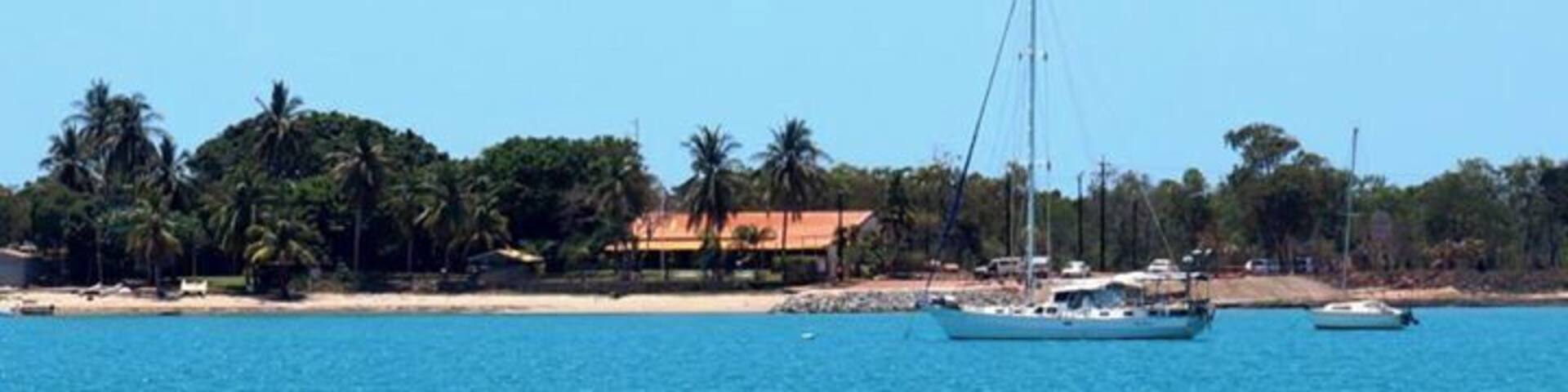 If you can ignore the large bauxite refinery, Gove yacht club is actually very pretty indeed! Open on weekends is a popular place for locals and visitors, and has some decent food on offer. #waterlust
www.cheskiesgaplife.com/gove-unexpected-weekend
